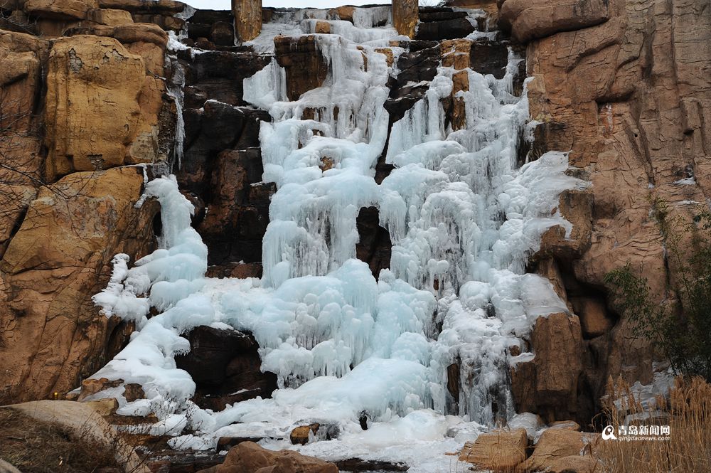 高清：九水冰瀑观景正当时 冬末水乳交融之美