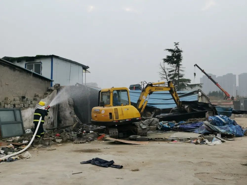 涉及五个社区！崂山区中韩街道启动张村河南岸安全隐患建筑拆除工作